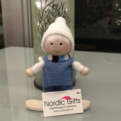 【Nordika Gift】 スノーボードに乗った男の子