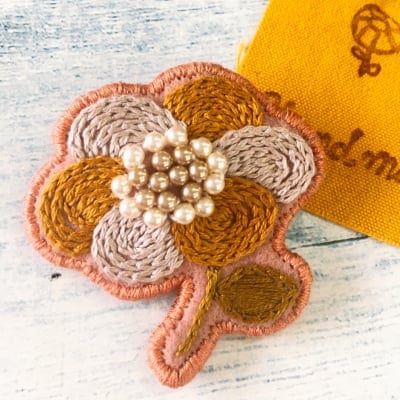 かすみカラー刺繍ブローチキイロ