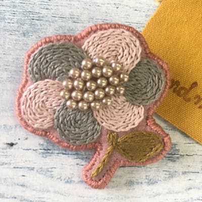 かすみカラー刺繍ブローチグレー