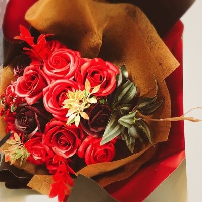 見た目も香りもゴーシャス!!【シャボンフラワーのバラの花束(大)〜真紅〜】