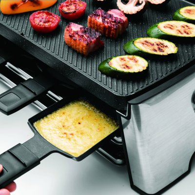 ピーコックホームパーティーグリル ラクレットをご家庭で楽しめます。上段のプレートでお肉や野菜を焼き、下段のミニパンで溶かしたチーズをかけてお召し上がりください。