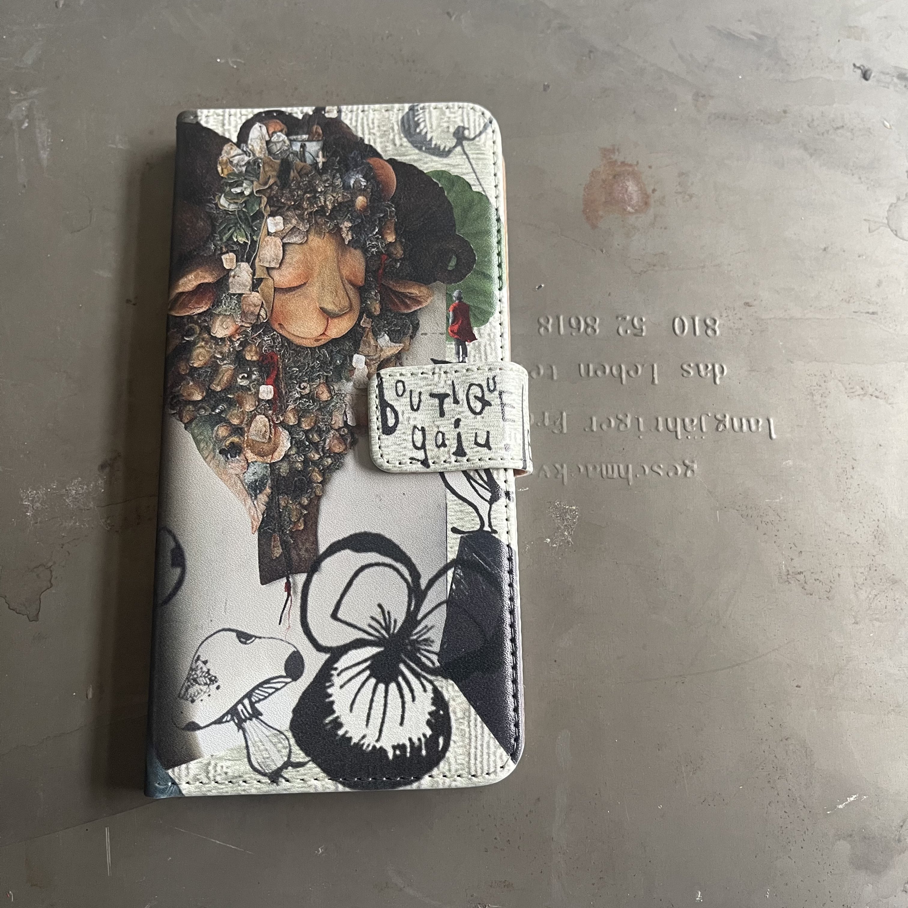 【gajuグッズ】スマホケース手帳型　iphone７plus/８plus　幸せな羊　ベルト付き