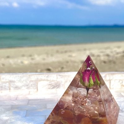 【現地払いまたはクレジット】 オルゴナイト/ピラミッド/約5cm 赤のバラ入り カーネリアン