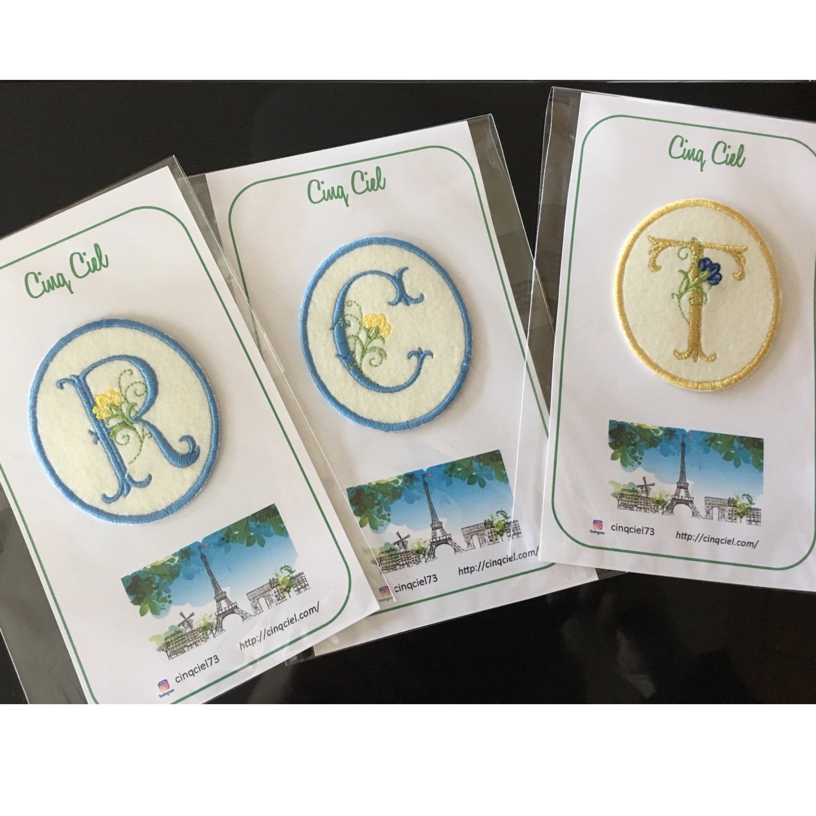 イニシャルワッペン 選べるカラー 刺繍 ハンドメイド アルファベット シールアイロン両用タイプ