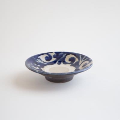 4寸皿 コバルト巻き唐草 / 沖縄の青い海をおもわせる青い釉薬 / 横田屋窯の沖縄伝統の巻き唐草