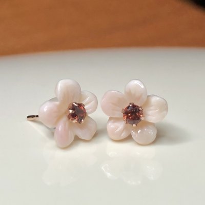 【K10PG】ガーネットとコンクシェルのピアス