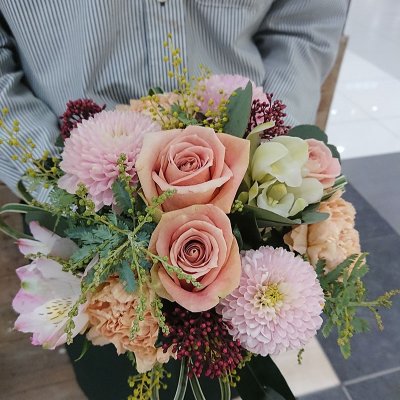 スモークピンクのフレッシュブーケ【来店受け取り・指定配達地域限定商品】