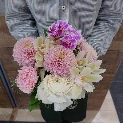 ピンク&ホワイトのフレッシュブーケ【来店受け取り・指定配達地域限定商品】