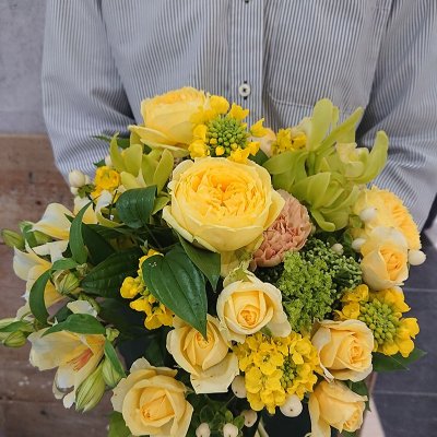 春のお花を使用したイエローブーケ【来店受け取り・指定配達地域限定商品】