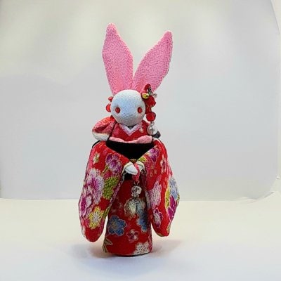 赤い着物のかわいいウサギ人形