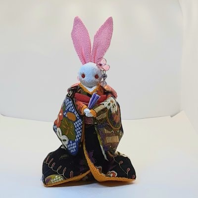 黒い着物のかわいいウサギ人形
