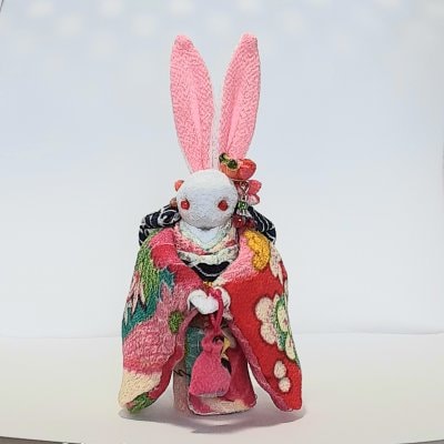 赤と桃色着物のかわいいウサギ人形