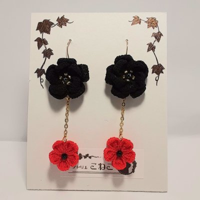 黒/赤のつまみ細工のピアス
