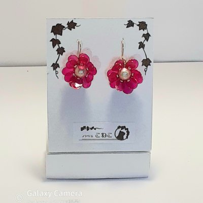 ベーリー色のマニキュアフラワーのピアス