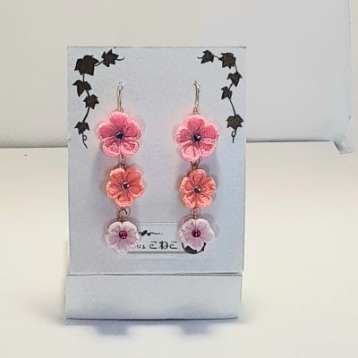 ピンクの花三連のつまみ細工のピアス