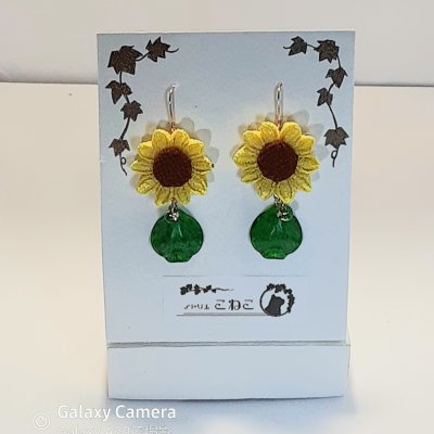 ひまわりのつまみ細工のピアス