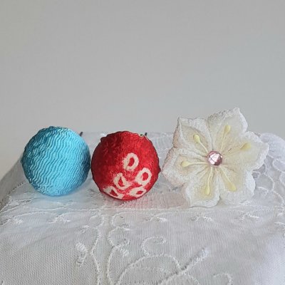 白いお花のちりめん細工の髪飾り