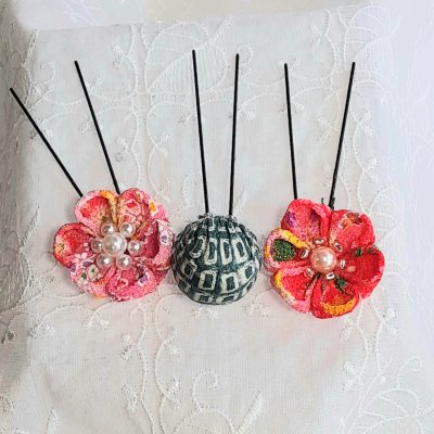 赤とピンクの花のつまみ細工の髪飾りセット