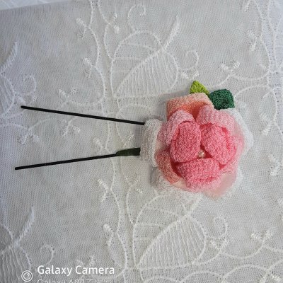 バラの花のつまみ細工の髪飾り