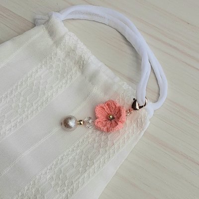 ピンクのお花のつまみ細工のマスクチャーム