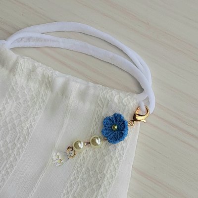 青いお花のつまみ細工のマスクチャーム