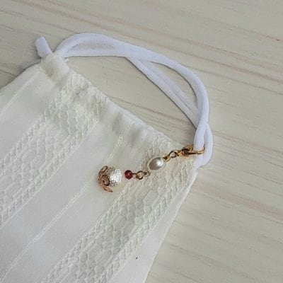 飾りのついたパールのマスクチャーム