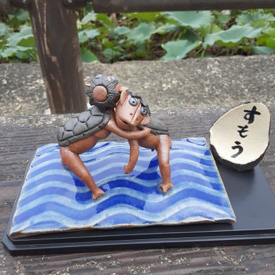 相撲を取る球磨川のがらっぱ(かっぱ)人形