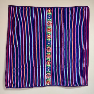 【ペルー製】アヤクーチョ刺繍の織物マント