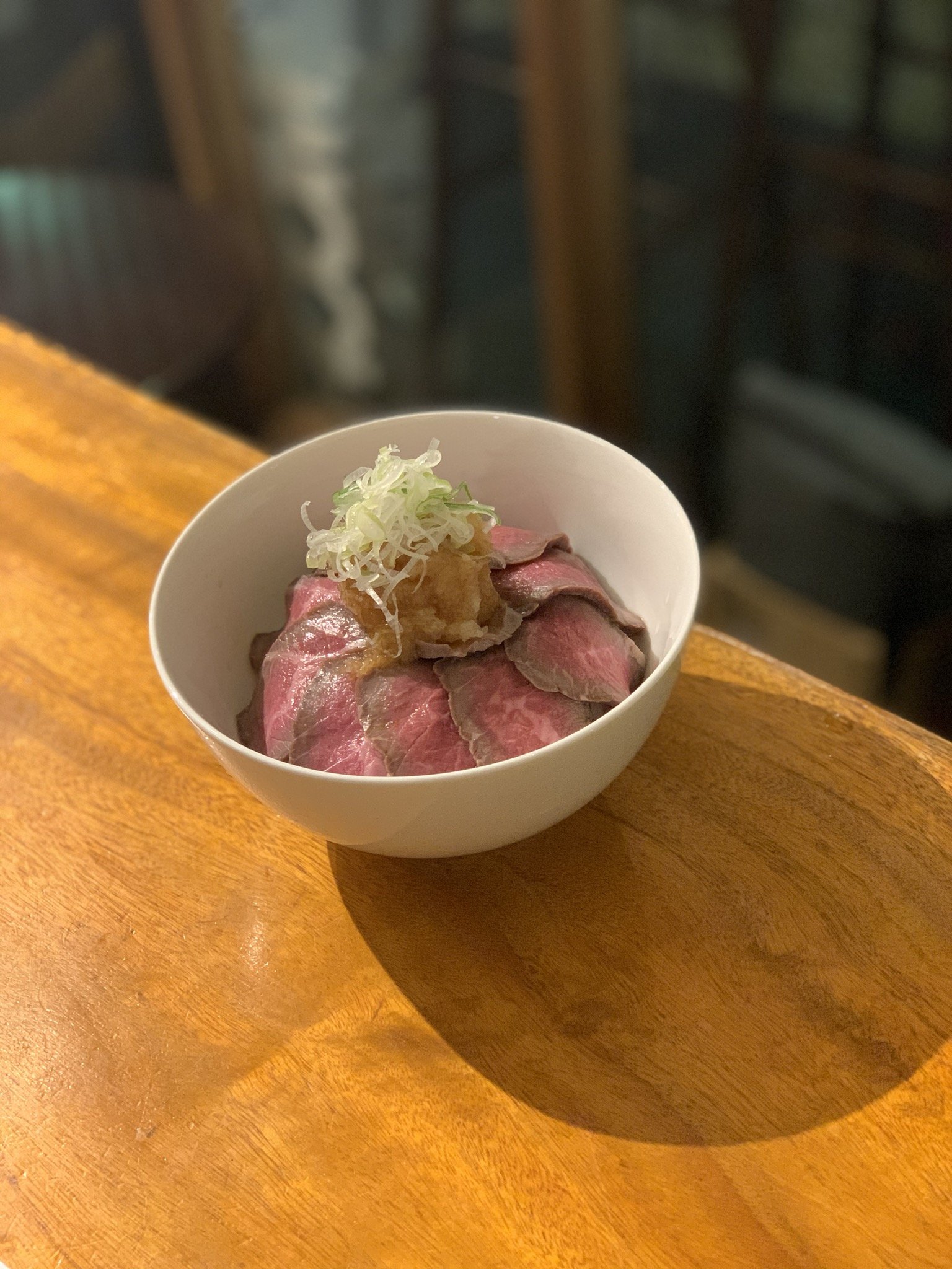 ランチ 店内飲食 国産牛 ローストビーフ丼 鉄板バル ラグー 宝塚市の逆瀬川にある鉄板焼きバル 美味しい肉料理をワインと楽しむお店 ツクツク ウェブチケット モバイル コトの通販サイト 体験を買える