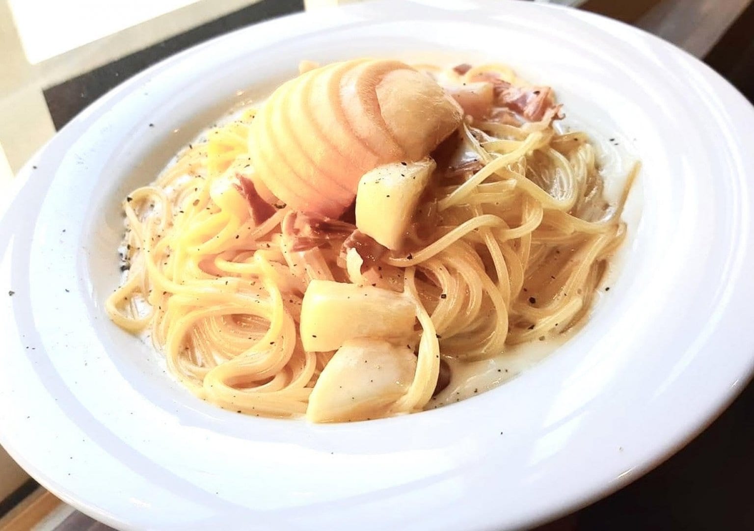 アマレット香る！桃の温かいクリームソースパスタ