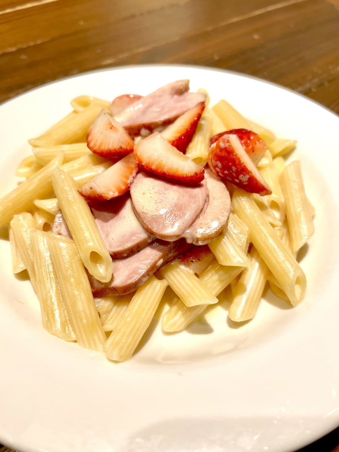苺とスモーク鴨のクリームソースペンネ