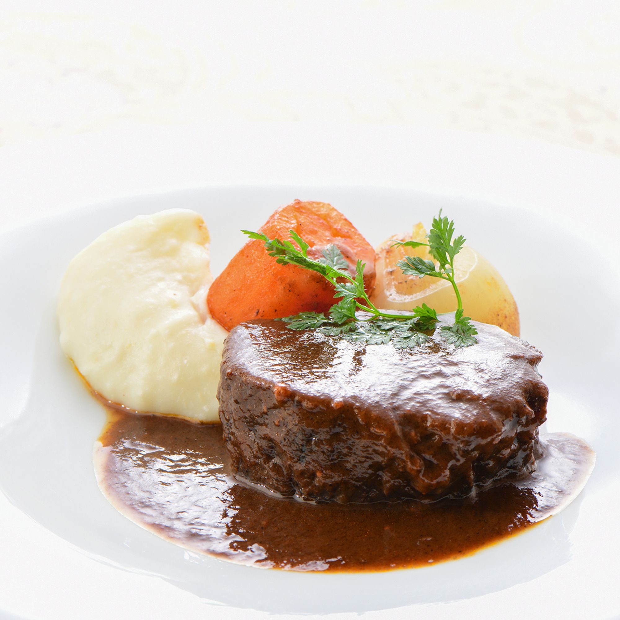 牛ホホ肉の赤ワイン煮込み