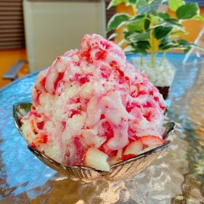 フルーツかき氷〜いちごがのった贅沢なカキ氷〜