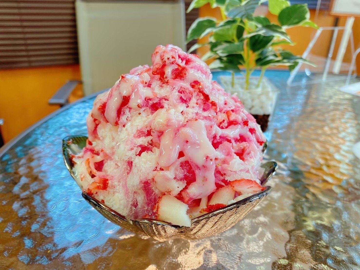 フルーツかき氷〜いちごがのった贅沢なカキ氷〜
