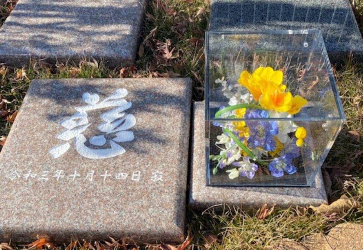 しばらく保つお墓のお花　チェンジフローラルブラン（change floral blanc） BOX 型