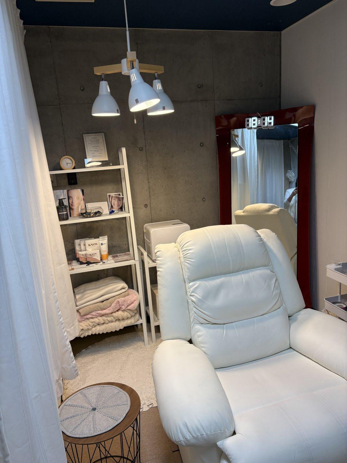 フットケア／シンプルジェルネイル／素敵なおとなのご褒美時間　看護師によるフットケアで足を整え仕上げにワンカラージェルネイルを　清潔感と美しさを大切にした安心のケアです