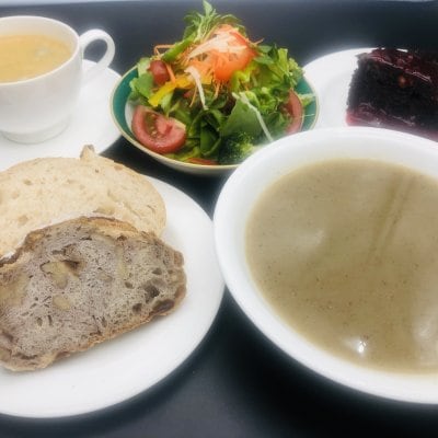 おすすめランチ スープセット¥2200、パン3種、サラダ、デザート、飲み物付き（スープは季節により変わります）