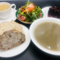 おすすめランチ スープセット¥2200、パン3種、サラダ、デザート、飲み物付き（スープは季節により変わります）