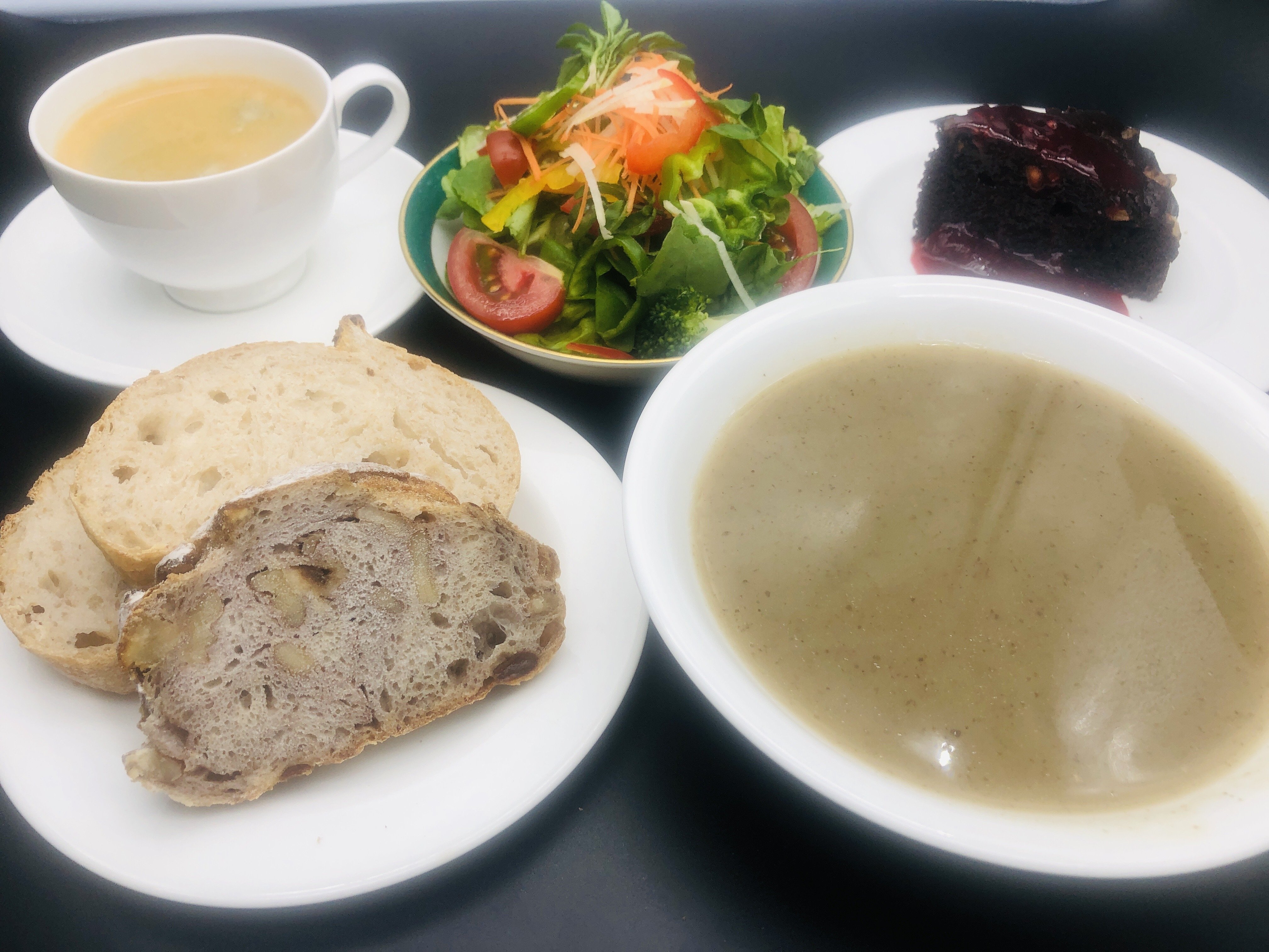 おすすめランチ スープセット¥2000、パン3種、サラダ、デザート、飲み物付き（スープは季節により変わります）