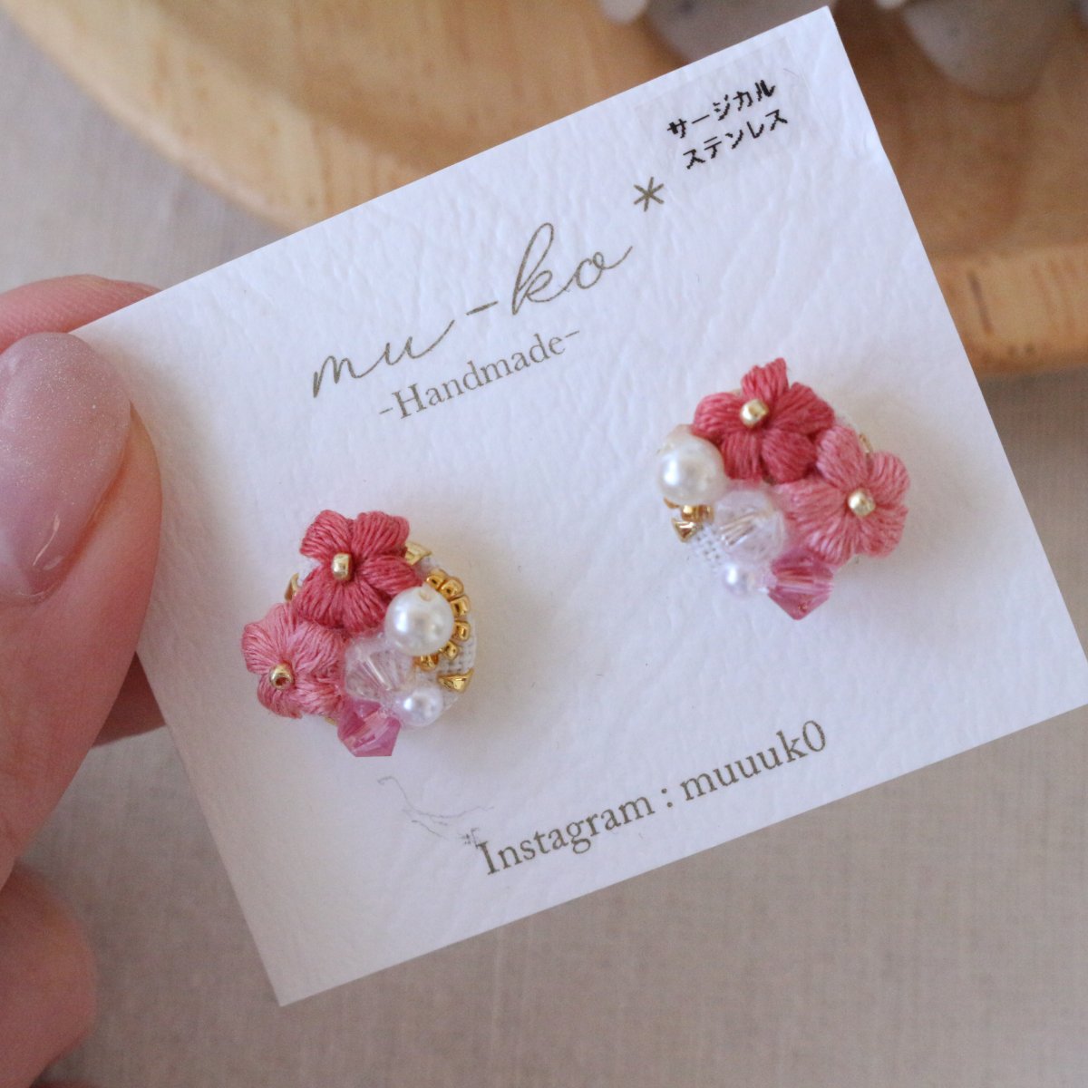 レッド　小花の宝石箱　スワロフスキーのビジュー　ピアス／イヤリング