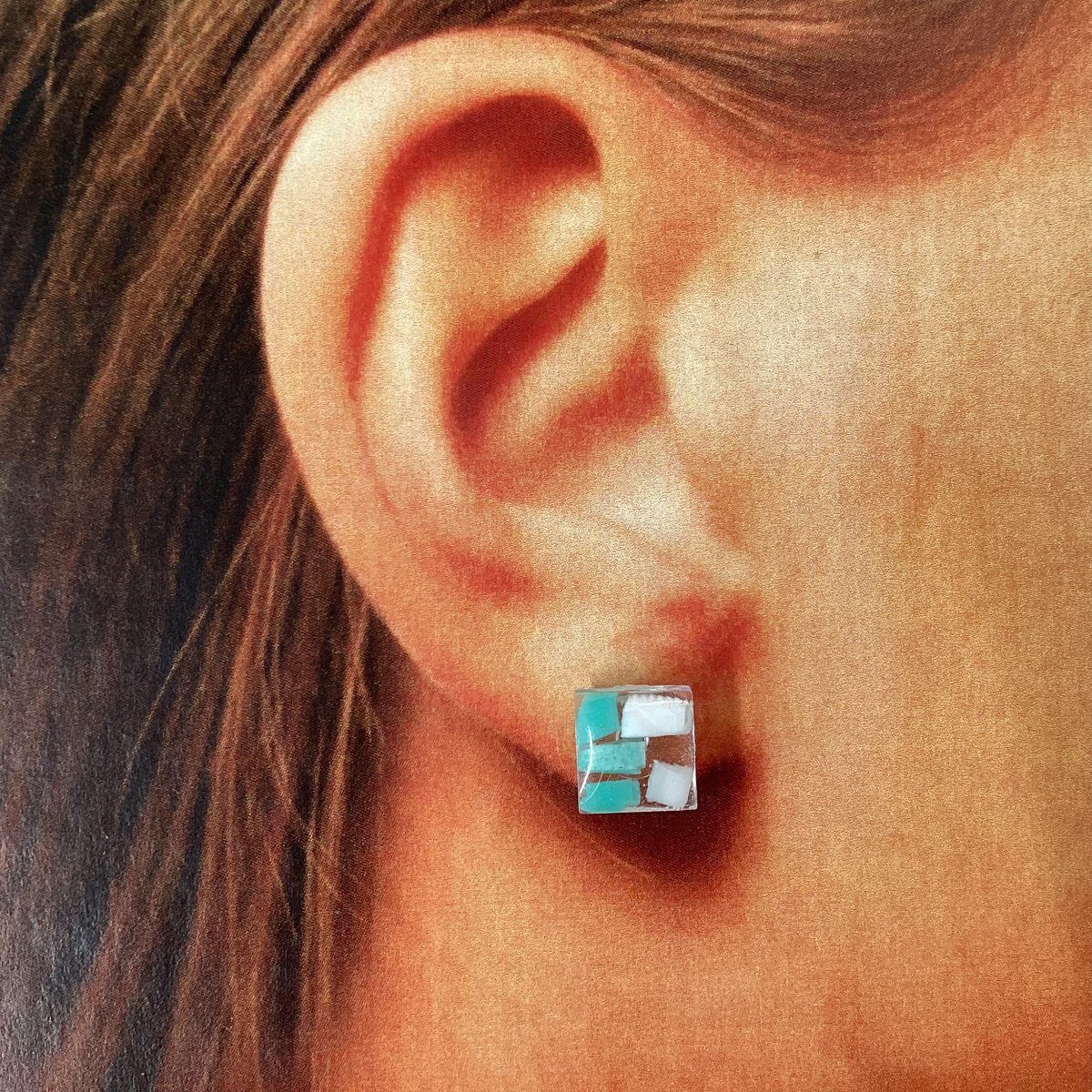 【エシカルアクセサリー】　半球ピアス　プラごみ×レジン