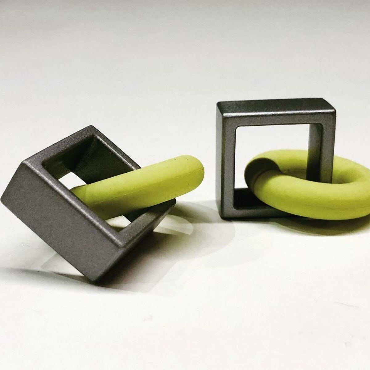 Silicone earrings with square MT0008