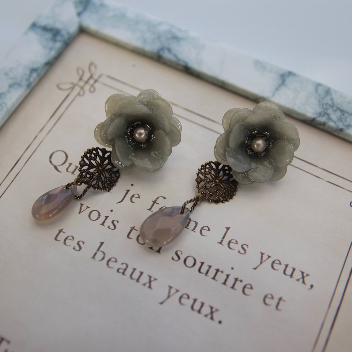 メノウが揺れるオシャレでシックなグレーのお花のピアス　