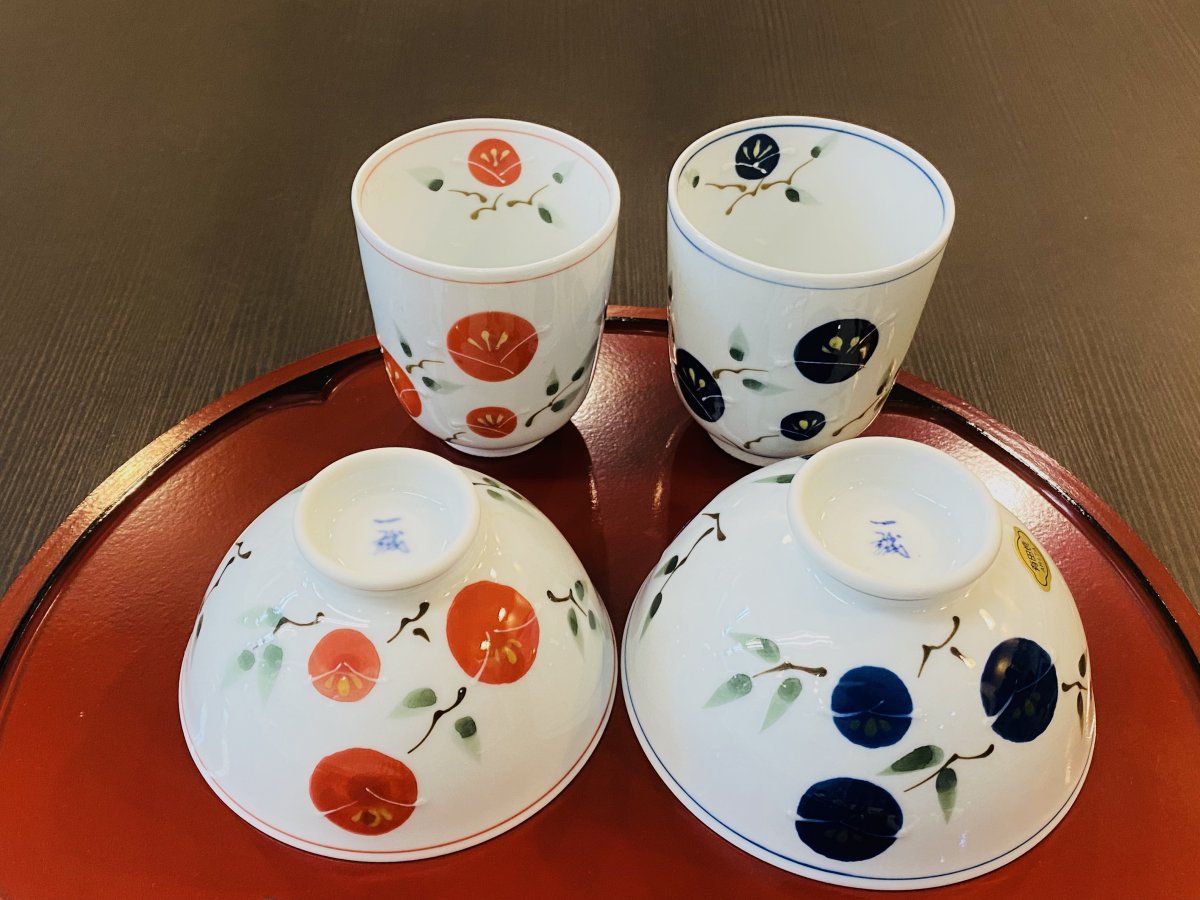 【有田焼】軽量 丸紋椿夫婦茶碗と湯呑みのセット
