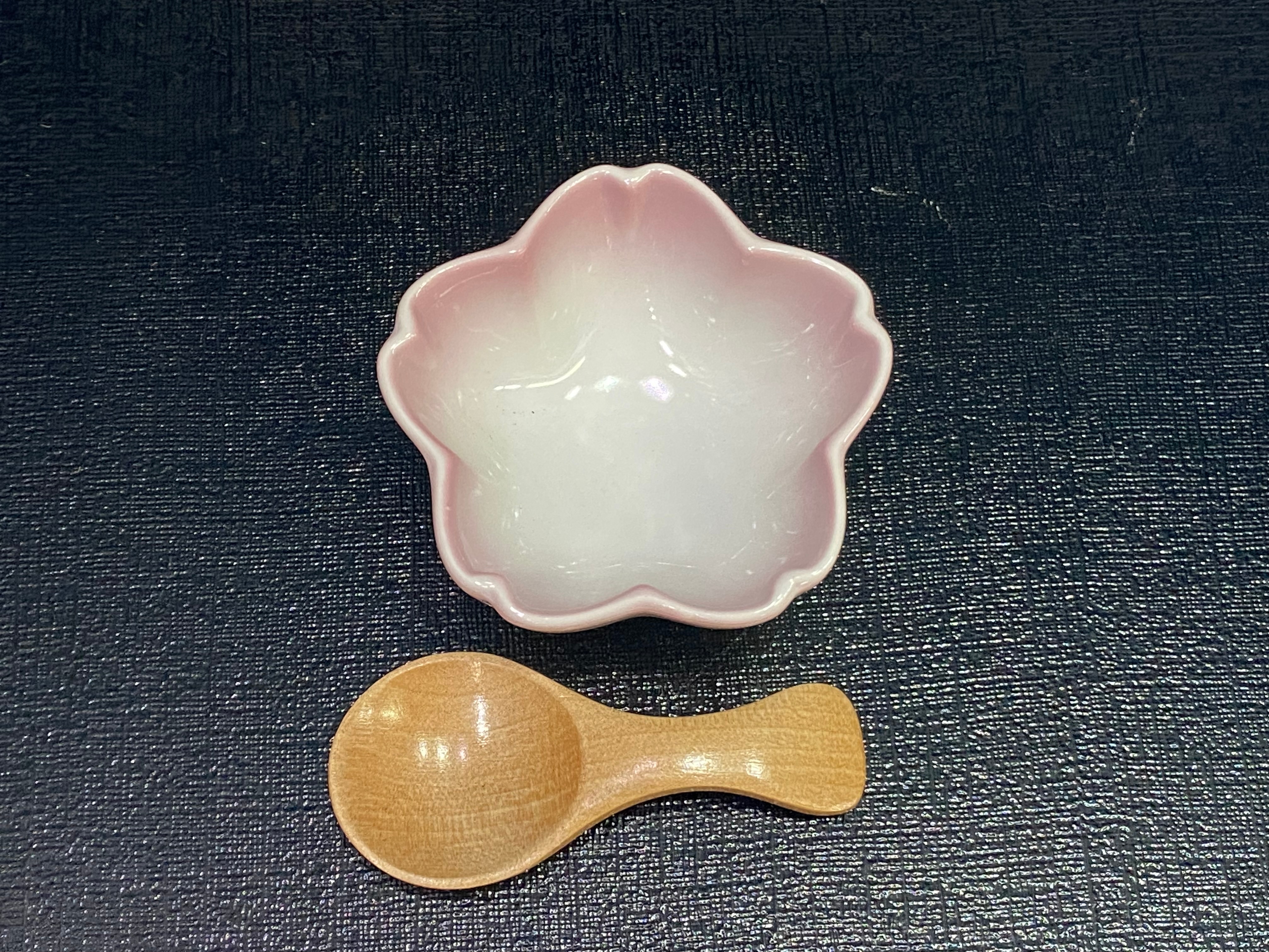 白磁ピンク吹き桜小鉢