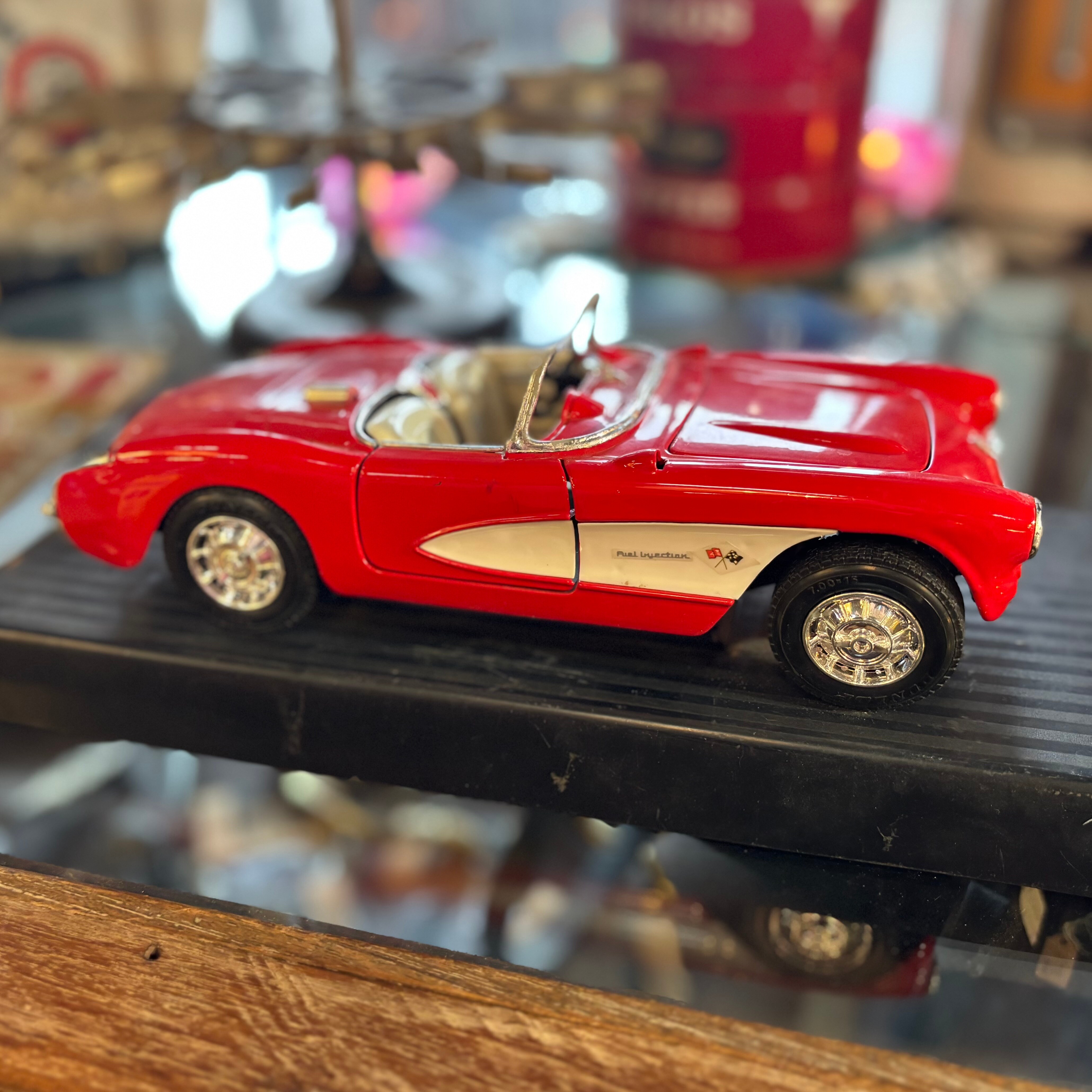 2025年のクリスマスの特別な衣装 1957年式 シボレー コルベット ミニチュアモデルカー ミニカー