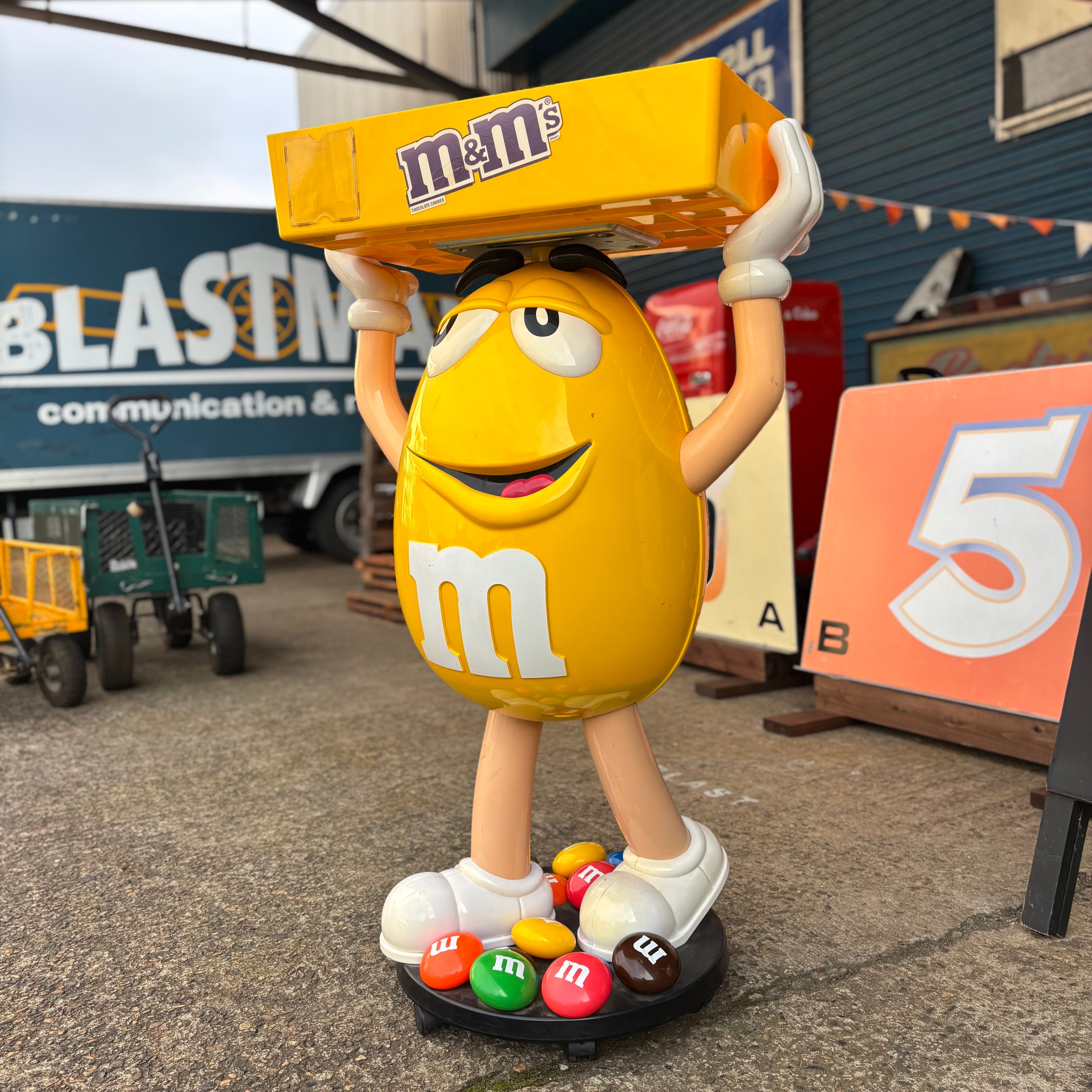 アメトイディスプレイM&M''sエムアンドエムズスタチューイエロー70cm アメトイディスプレイM&M''sエムアンドエムズスタチューイエロー