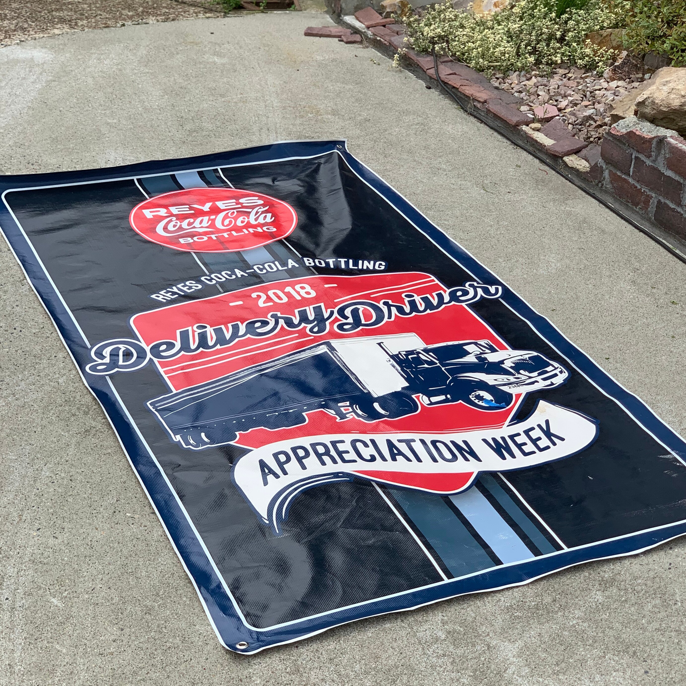 コカ・コーラトラックバナー コカ・コーラ製品運搬トレーラーバックと荷役作業 Cargo