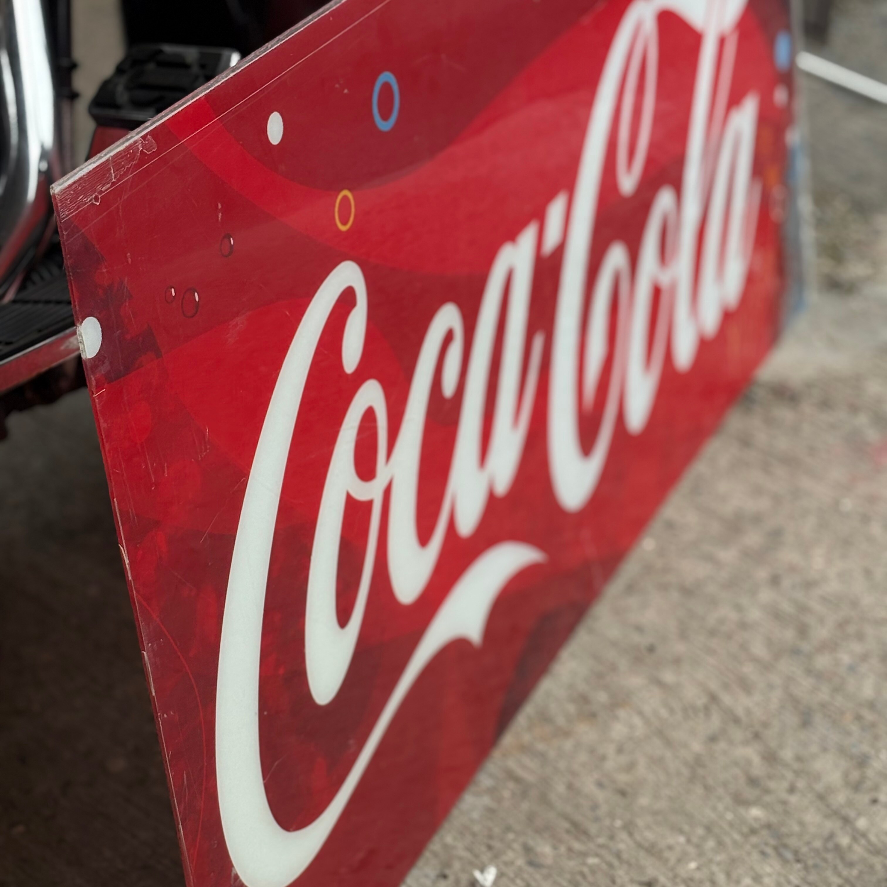 レトロデザインが映える！ヴィンテージ コカ・コーラ アクリル製看板