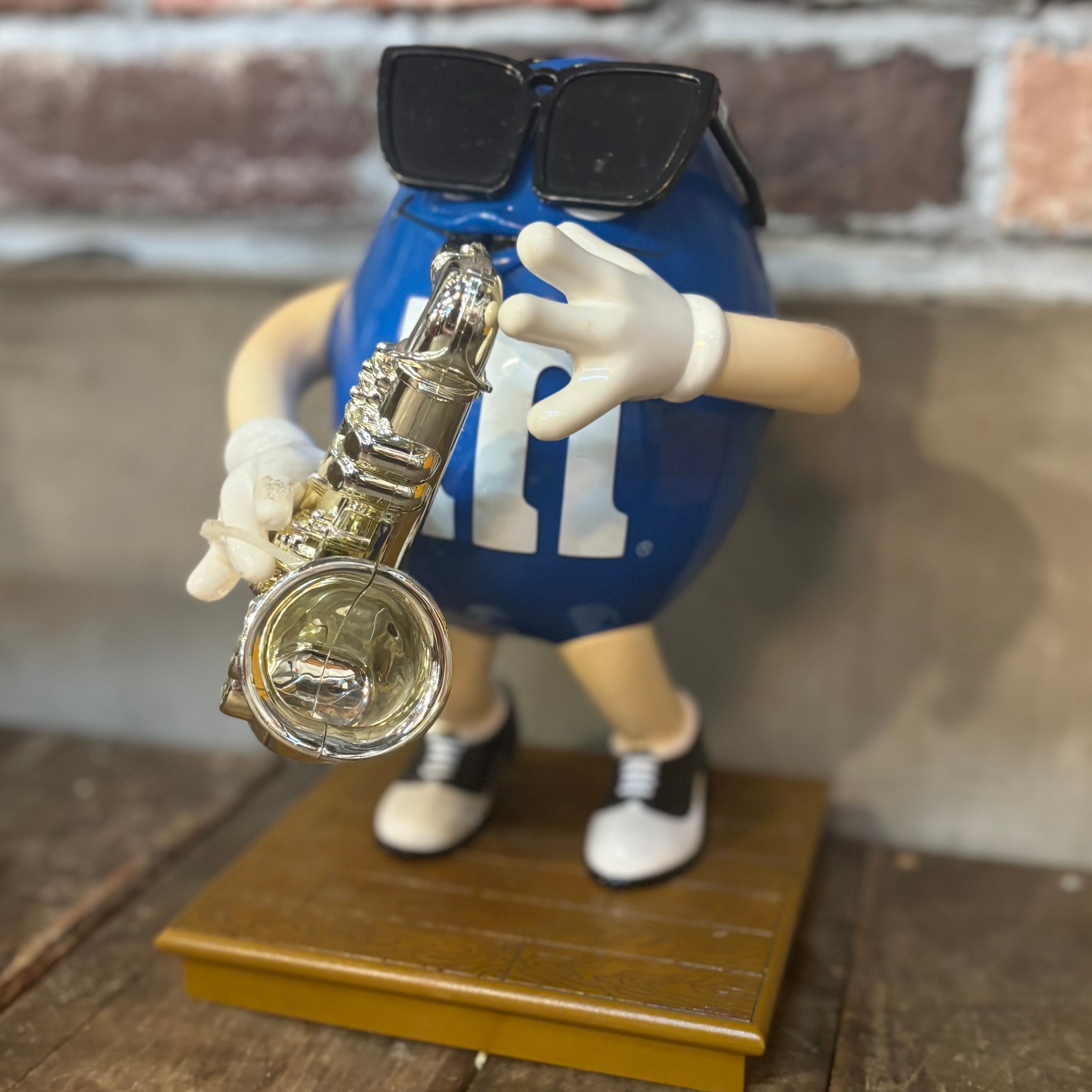 M&M'S ブルー レバー式キャンディディスペンサー（サックス奏者